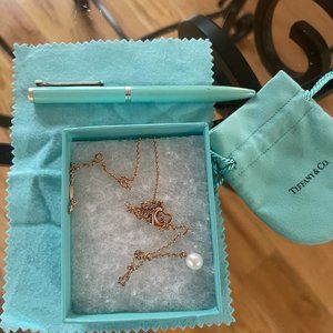 Tiffany&Co Open Heart Lariat Necklace / in Yellow Gold with Pearls, 7.5-8 mm